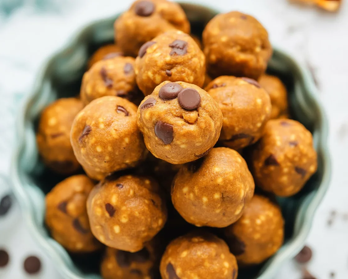 Delicious no-bake Pumpkin Energy Balls made with oats, pumpkin, and warm spices.
