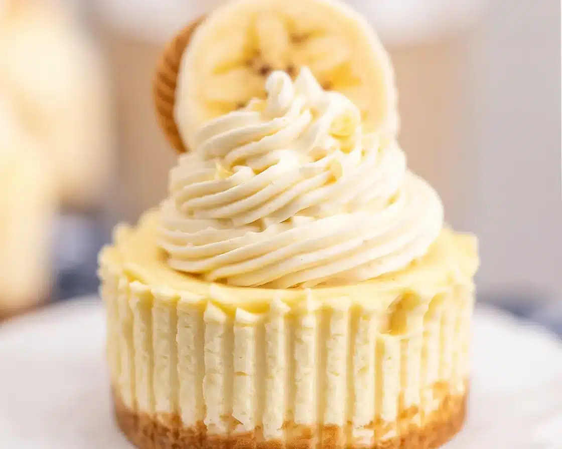 Delicious Cheesecake Banana Pudding Bites with Nilla wafer crust and creamy filling.
